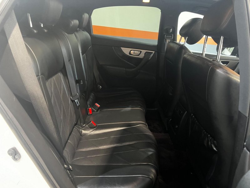INFINITI QX70