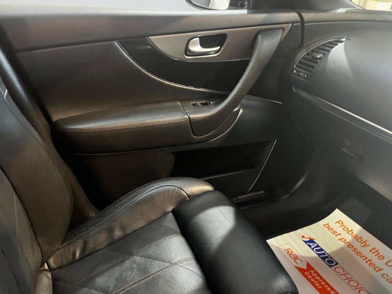INFINITI QX70